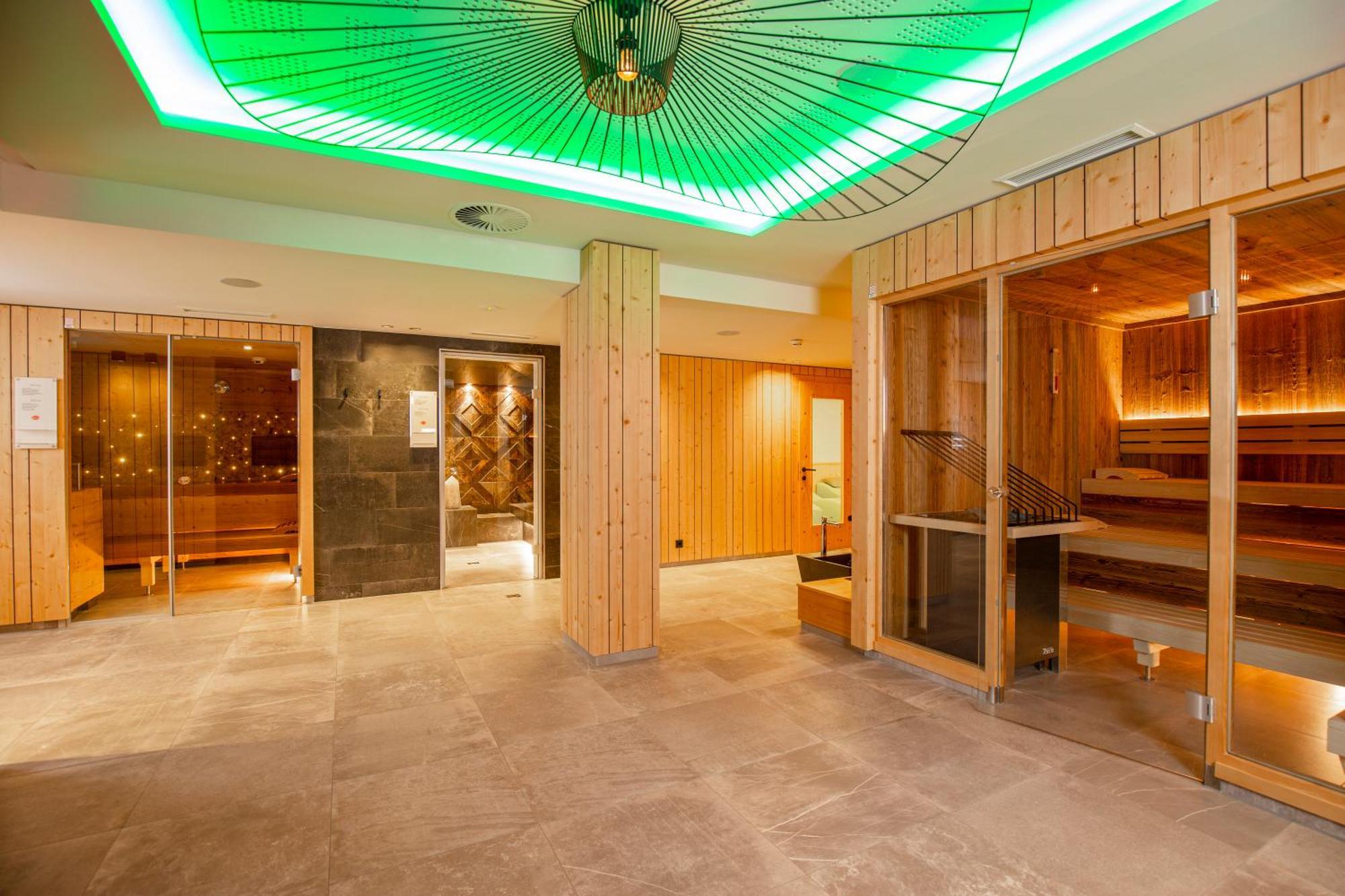 Natur- & Wanderhotel Tuxertal ภายนอก รูปภาพ