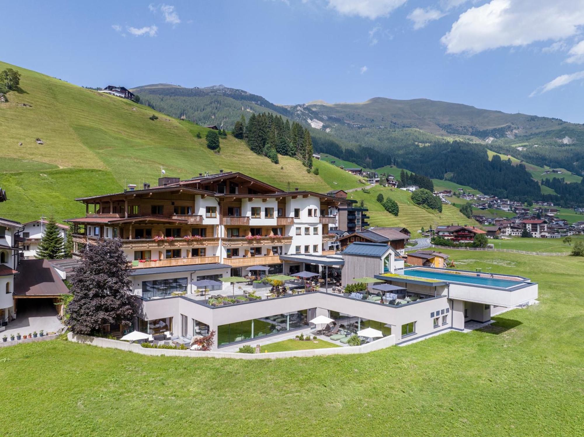 Natur- & Wanderhotel Tuxertal ภายนอก รูปภาพ