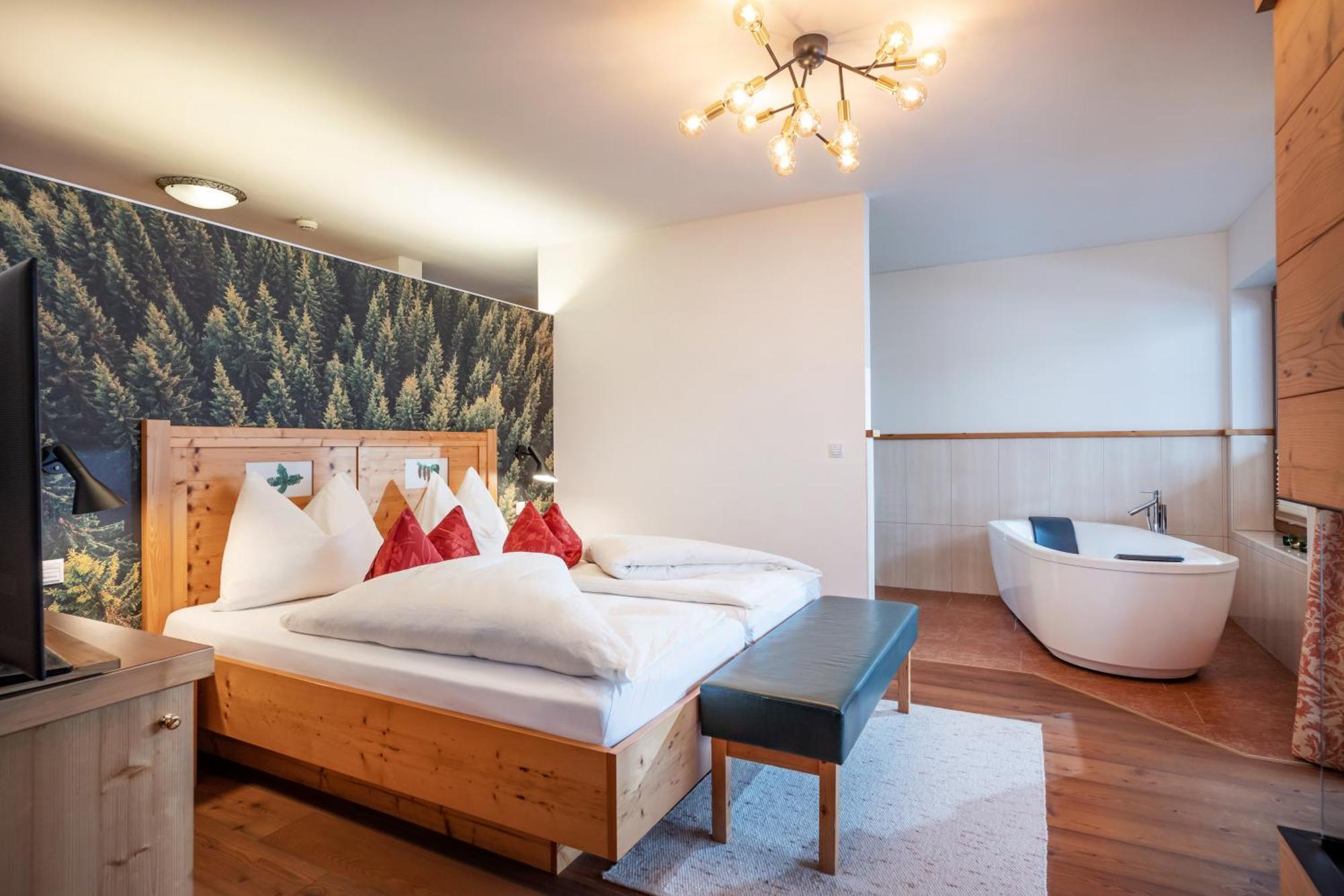 Natur- & Wanderhotel Tuxertal ภายนอก รูปภาพ