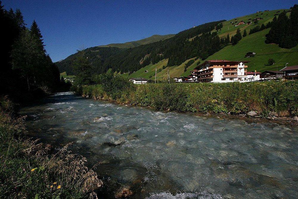 Natur- & Wanderhotel Tuxertal ภายนอก รูปภาพ