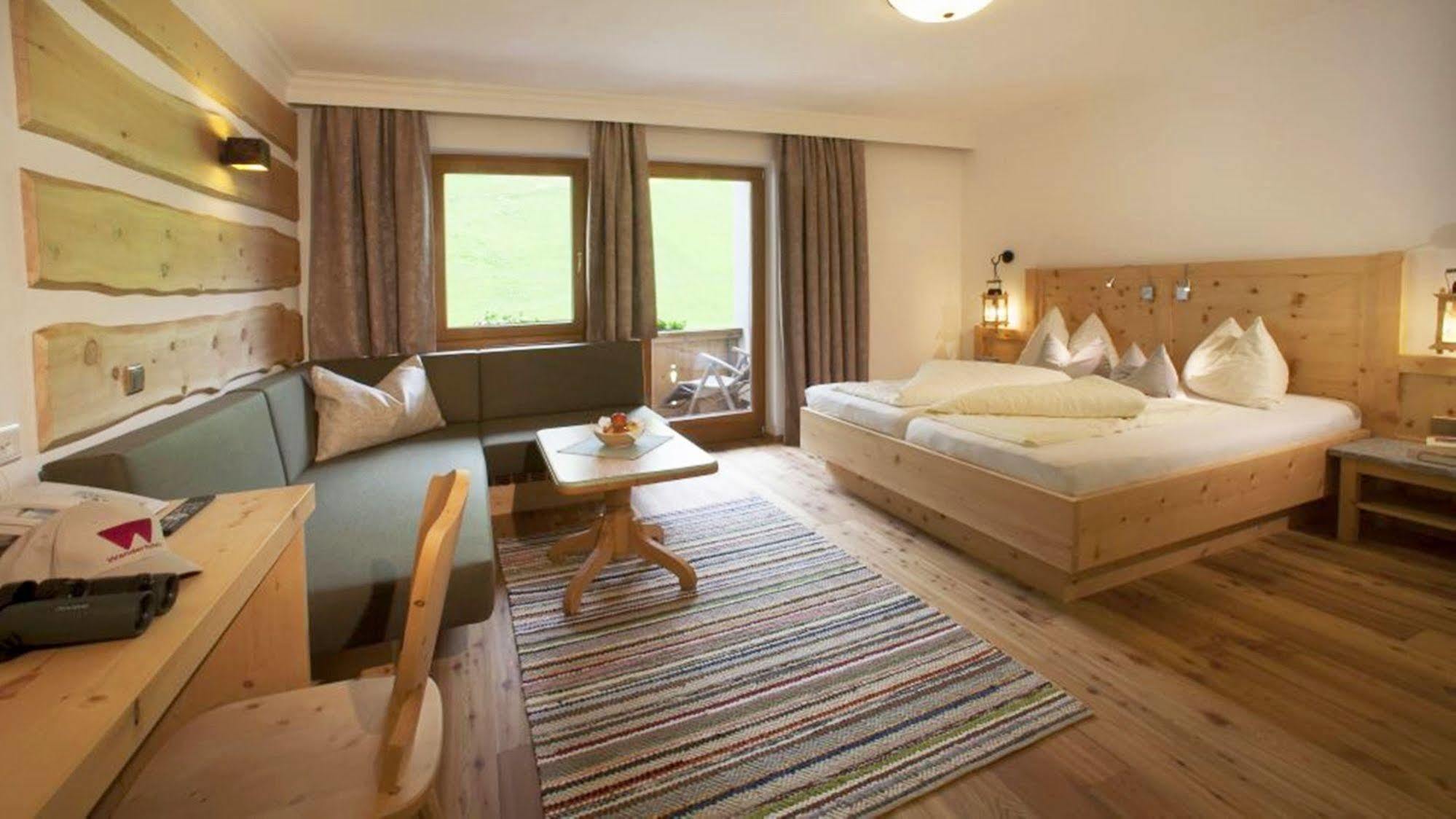 Natur- & Wanderhotel Tuxertal ภายนอก รูปภาพ