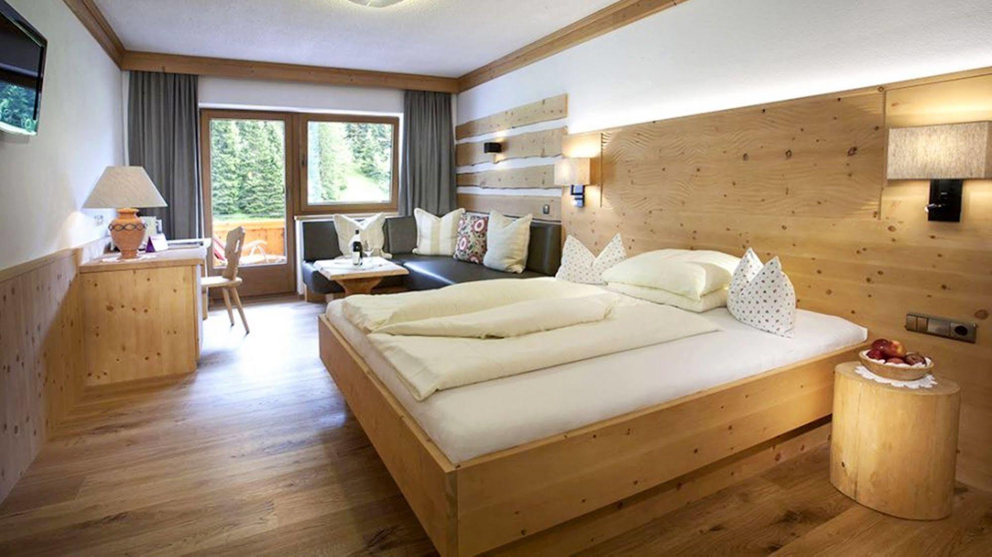 Natur- & Wanderhotel Tuxertal ภายนอก รูปภาพ
