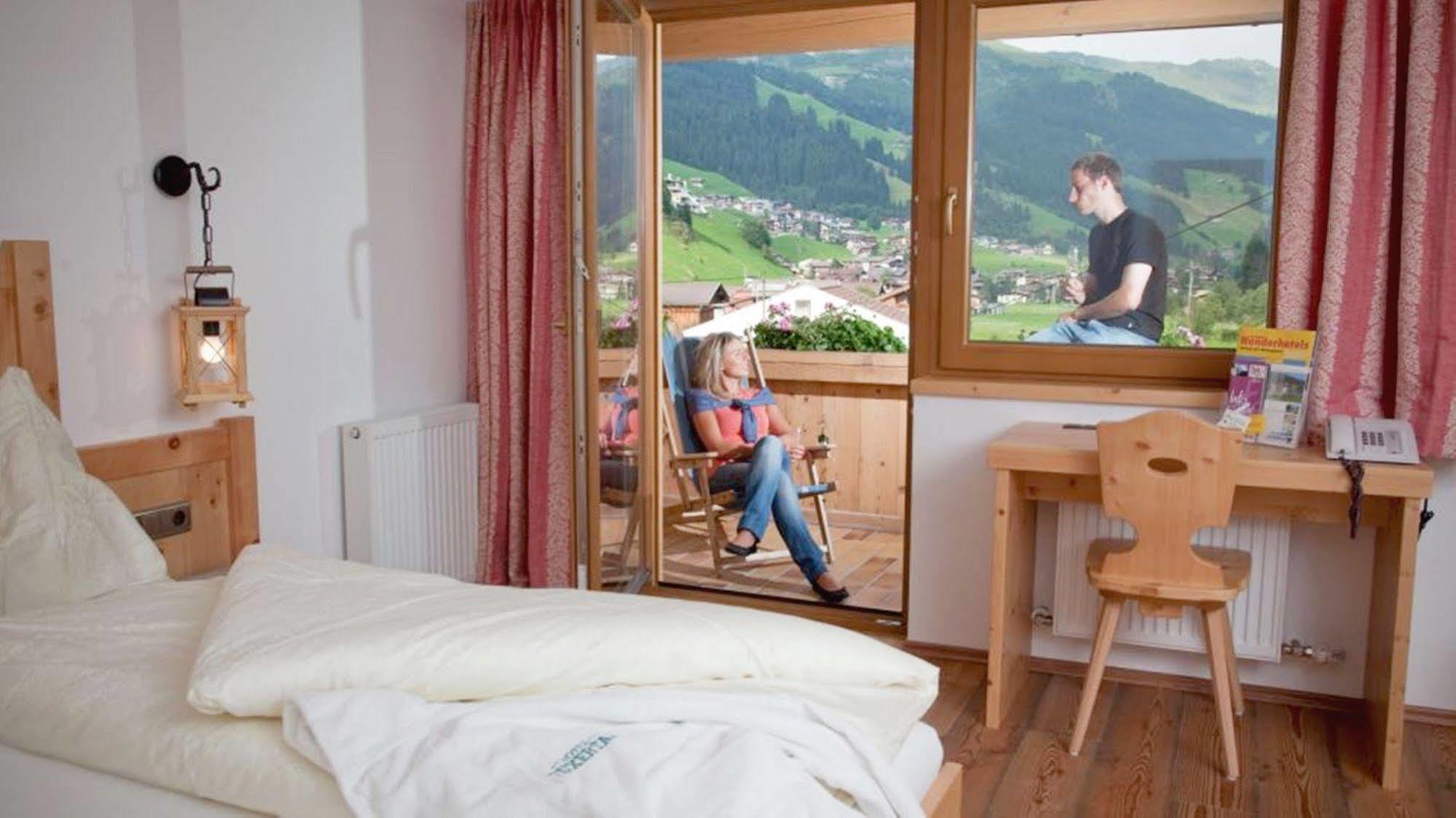 Natur- & Wanderhotel Tuxertal ภายนอก รูปภาพ