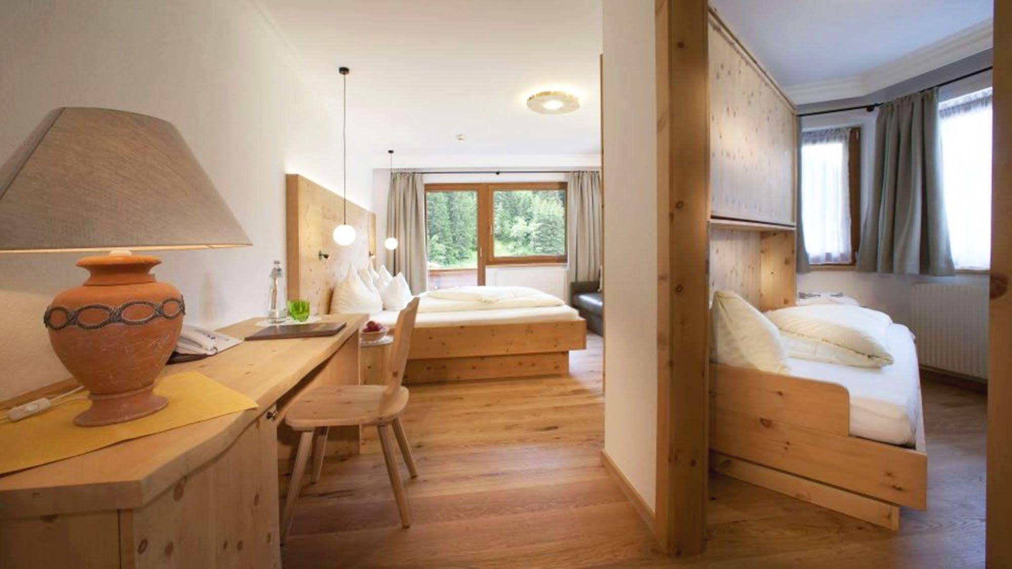 Natur- & Wanderhotel Tuxertal ภายนอก รูปภาพ