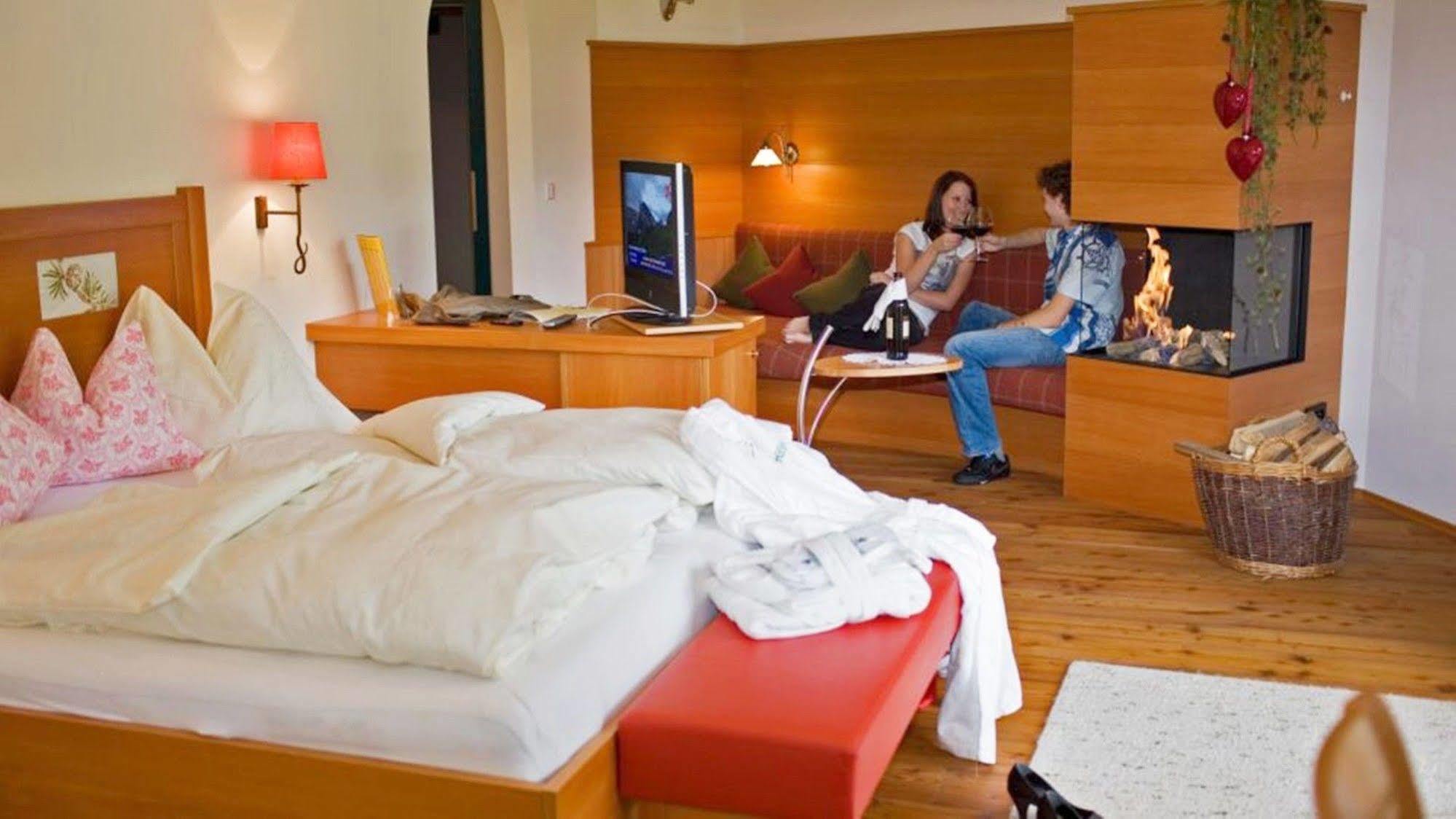 Natur- & Wanderhotel Tuxertal ภายนอก รูปภาพ