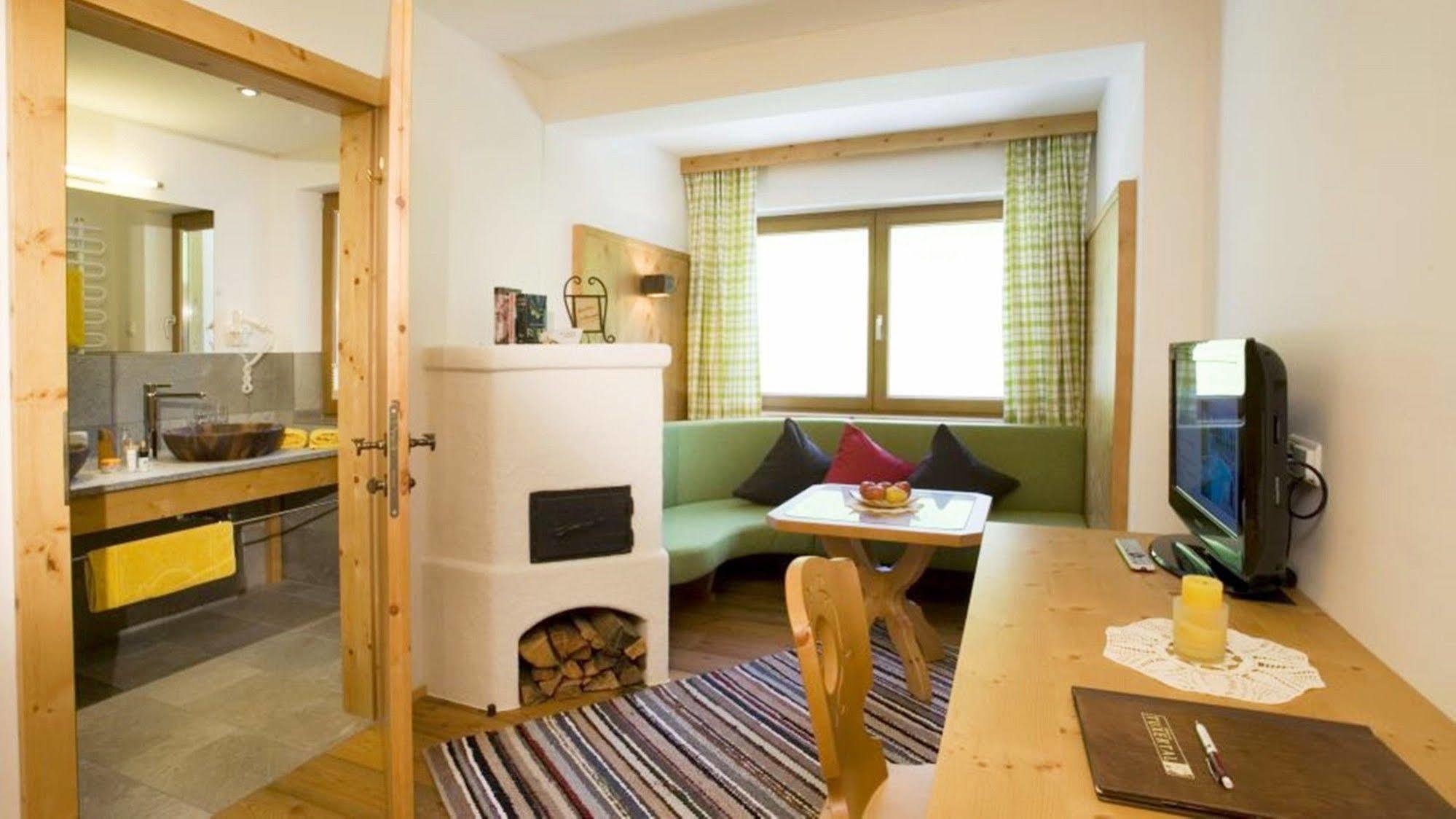 Natur- & Wanderhotel Tuxertal ภายนอก รูปภาพ