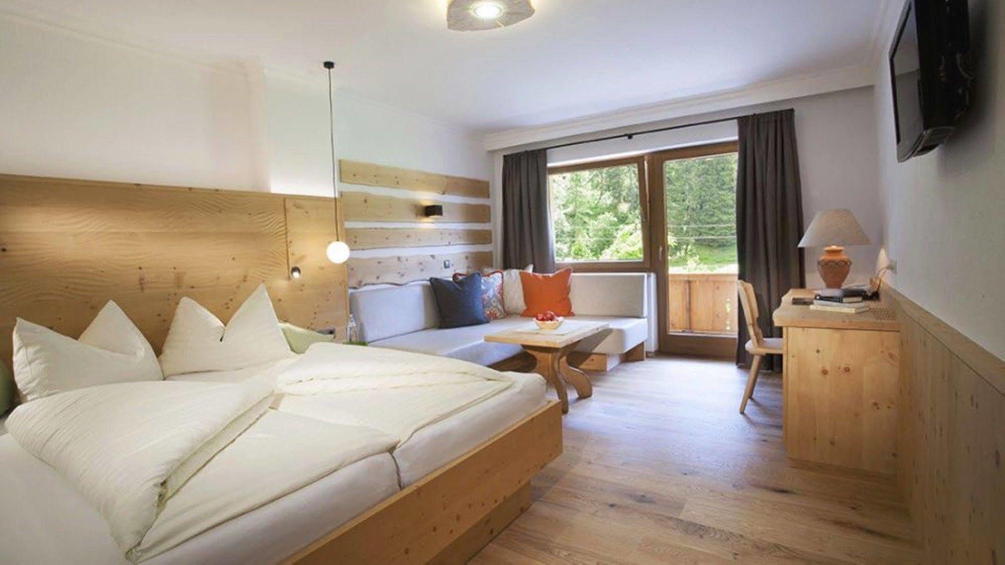 Natur- & Wanderhotel Tuxertal ภายนอก รูปภาพ