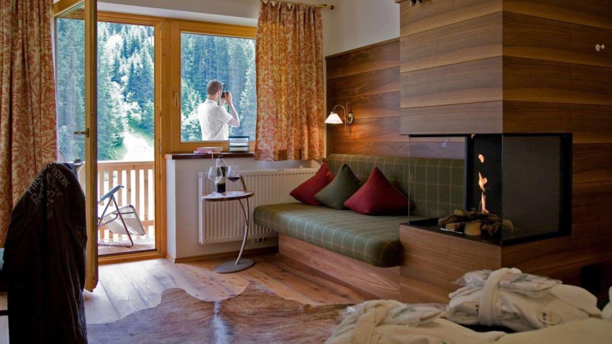 Natur- & Wanderhotel Tuxertal ภายนอก รูปภาพ